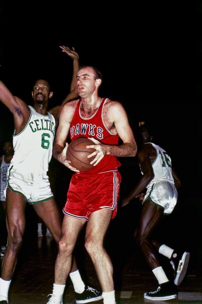 20 dei pi bei momenti della storia delle Finals. 1960, St. Louis Hawks vs Boston Celtics, Bob Petit cerca un&#39;occasione per tirare (Nba)